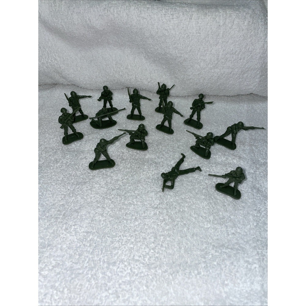 Classic US Army Men (14 Pieces) 2". Plastic. Green Toy Soldiers. Free Standing